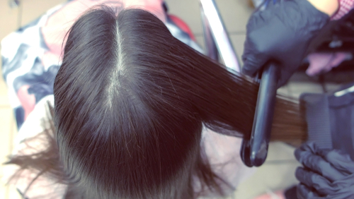 выпрямление волос парикмахерская. Фото: shutterstock