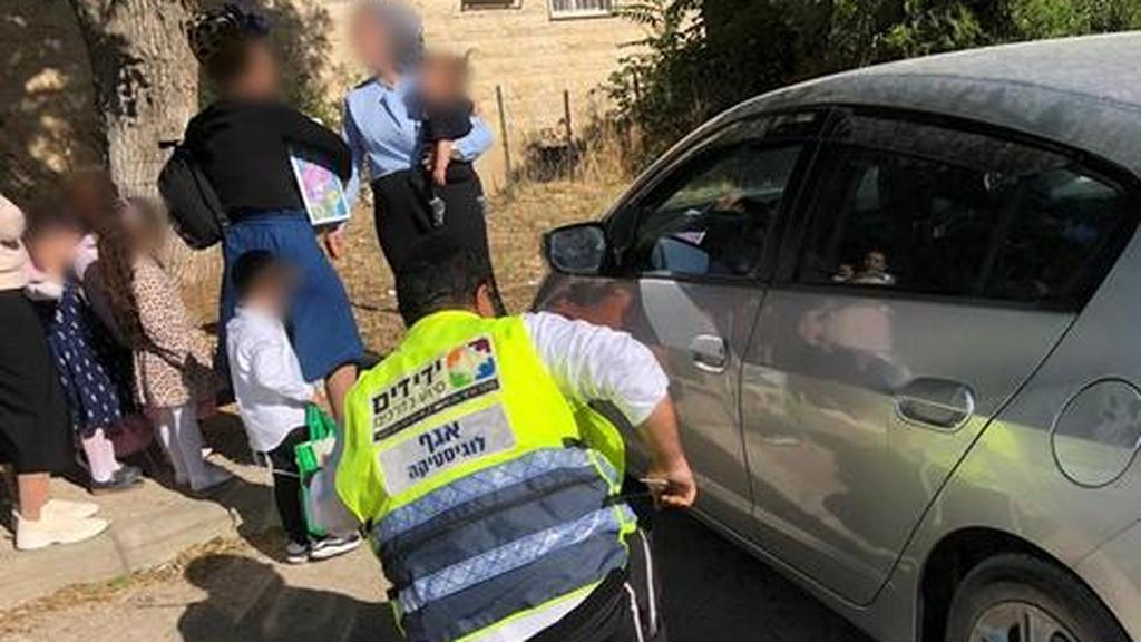 В Иерусалиме спасли 2 детей из запертой машины. Фото предоставлено организацией "Ядидим"