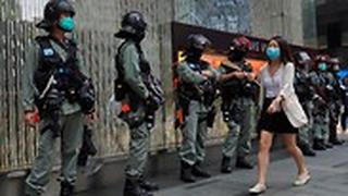 שוטרים ברחובות הונג קונג בזמן אישור חוק הביטחון של סין