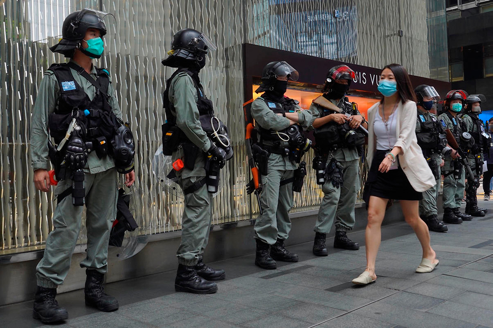 שוטרים ברחובות הונג קונג בזמן אישור חוק הביטחון של סין