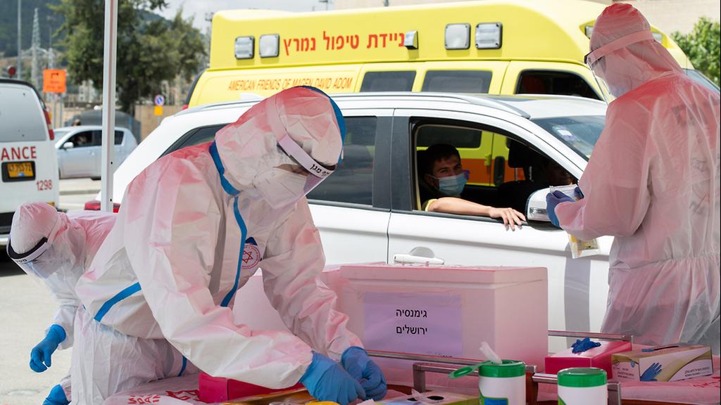 תורי ענק של תלמידים מחוץ לדרייב אין בדיקות הקורונה בירושלים בעקבות התפרצות הנגיף בגימנסיה