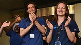 מחיאות כפיים ל צוותים צוות רפואיים ב בריטניה נגיף קורונה הקורונה
