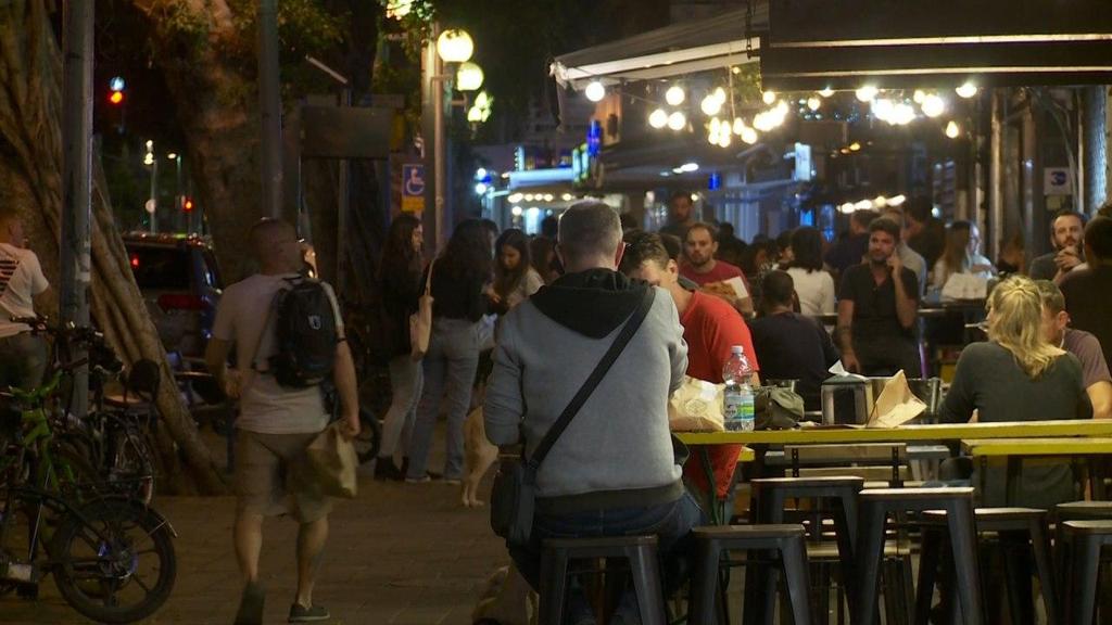 המונים יצאו לבלות בברים בתל אביב בצל העליה במספר חולי הקורונה