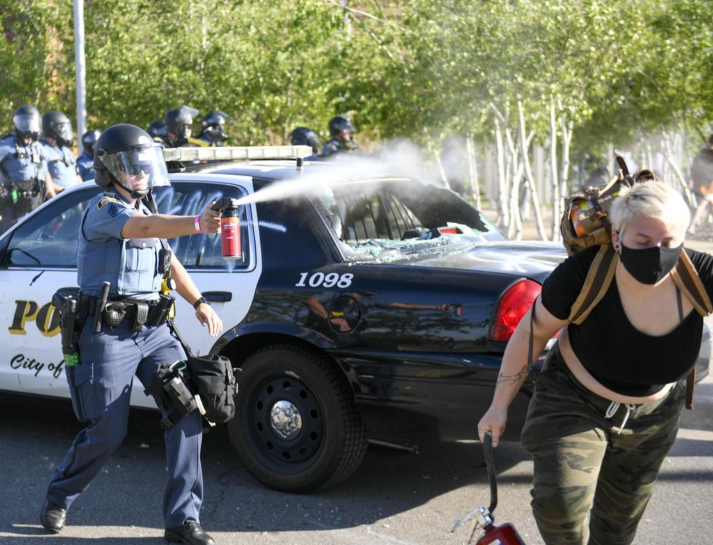Полиция пытается противостоять погромам. Фото: EPA