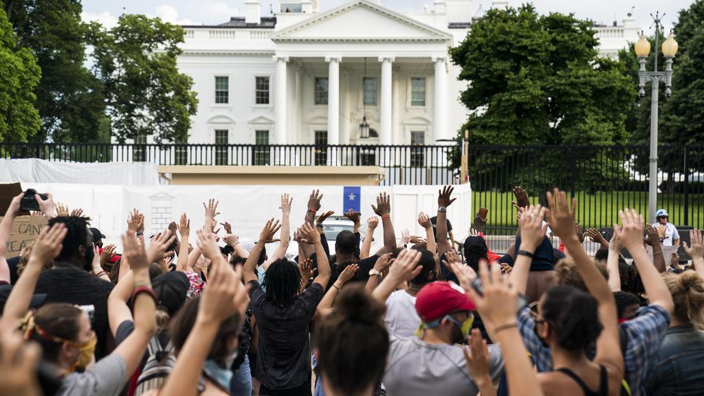 מפגינים הפגנה מחאה הבית הלבן וושינגטון ג'ורג' פלויד