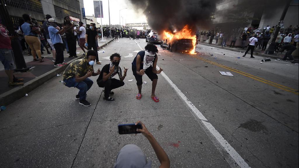 מפגינים הפגנה מחאה עימותים שוטרים מטה CNN הצתת ניידת אטלנטה