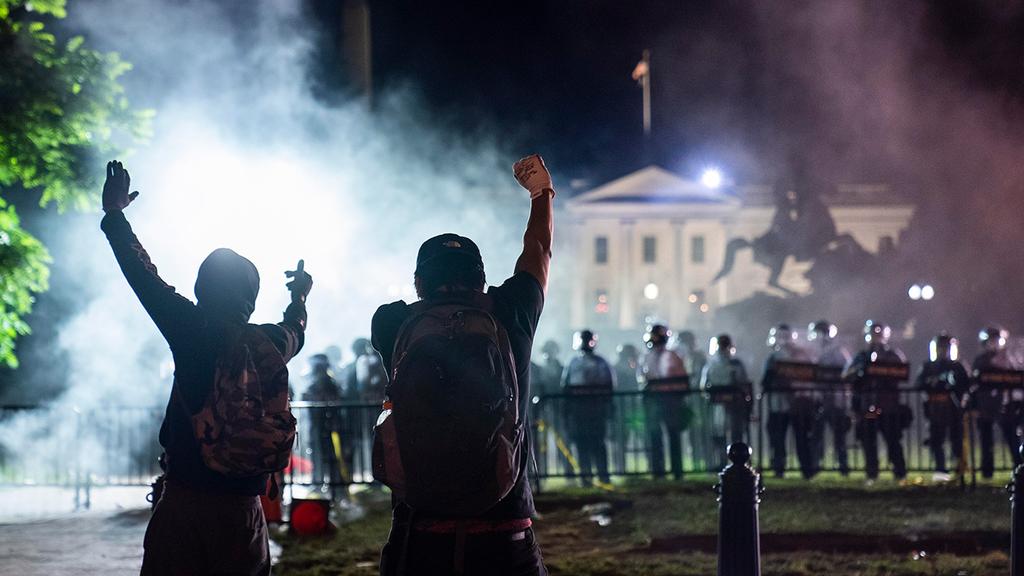 ארה"ב מהומות על מות ג'ורג' פלויד אש ליד הבית הלבן