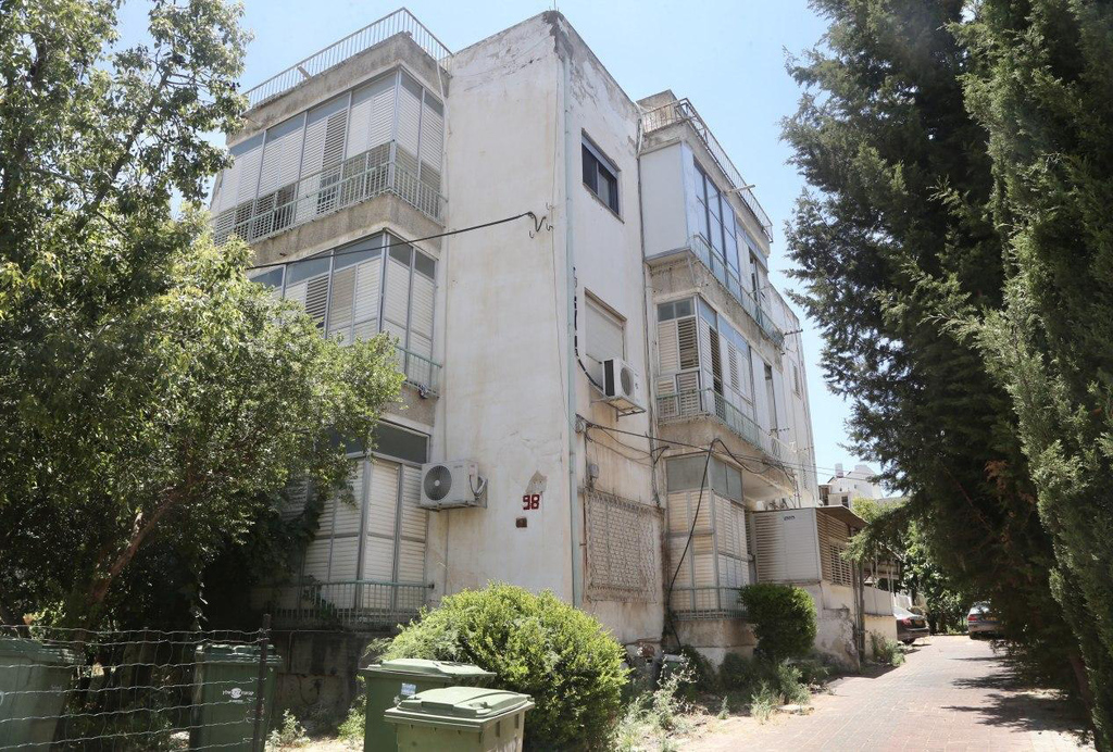 Один из домов, где работал массажный салон Гнездиловой ( Фото: Ярив Кац) הבית בו פעלה החשודה בסחר בנשים