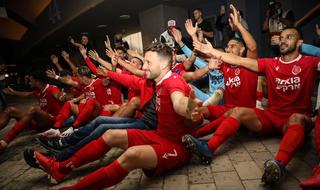 הפועל תל אביב חגיגה עם האוהדים