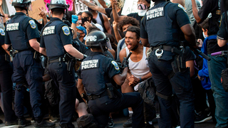 ארה"ב כריעת ברך מפגין צועק על שוטר כורע הפגנה וושינגטון הבירה ג'ורג' פלויד