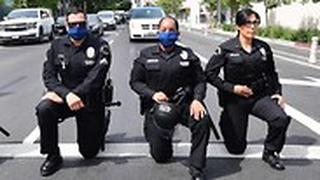 ארה"ב כריעת שוטרים כורעים ברך ג'ורג' פלויד לוס אנג'לס שוטרים