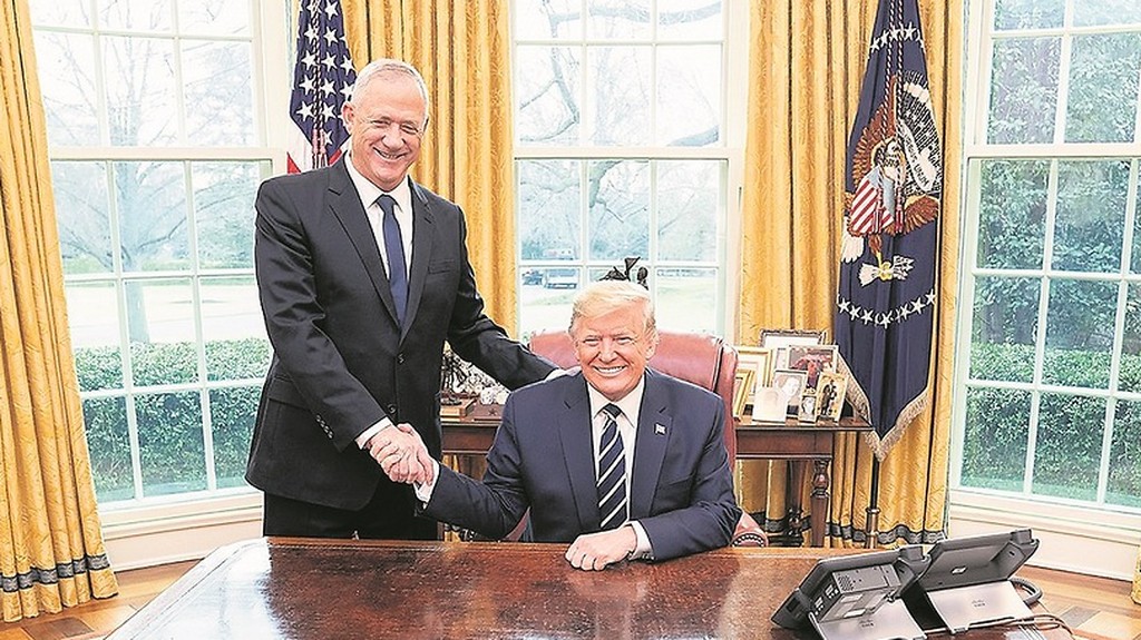 Benny Gantz meeting with Donald Trump at the White House in January 