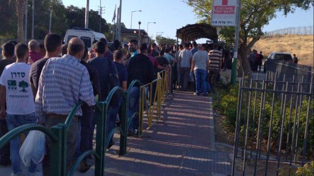 פועלים פלסטינים בכניסה למישור אדומים