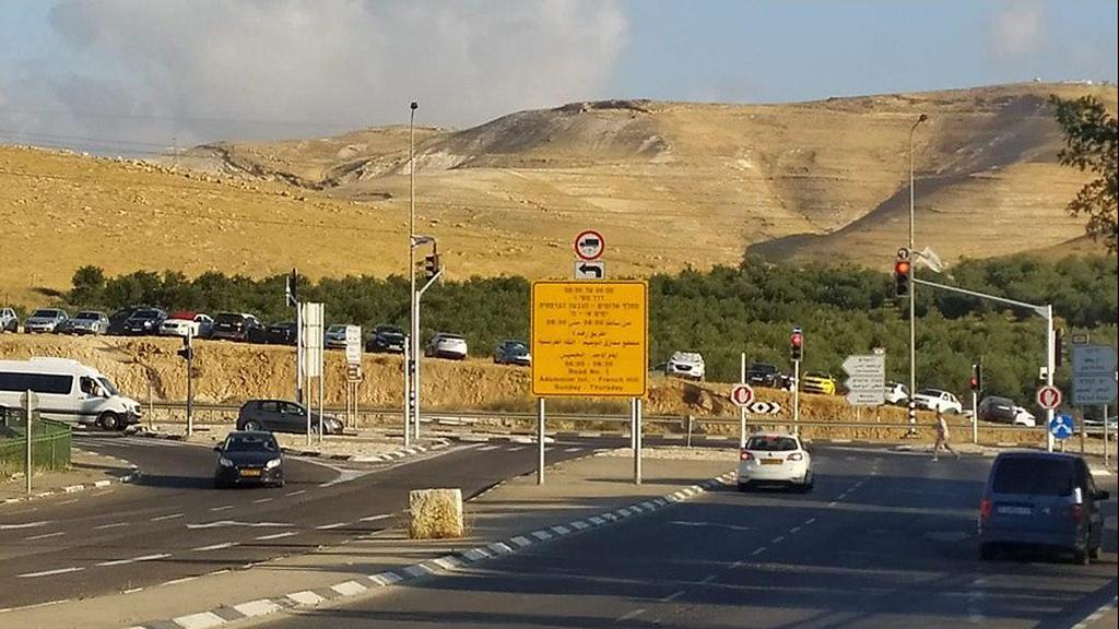 פועלים פלסטינים בכניסה למישור אדומים