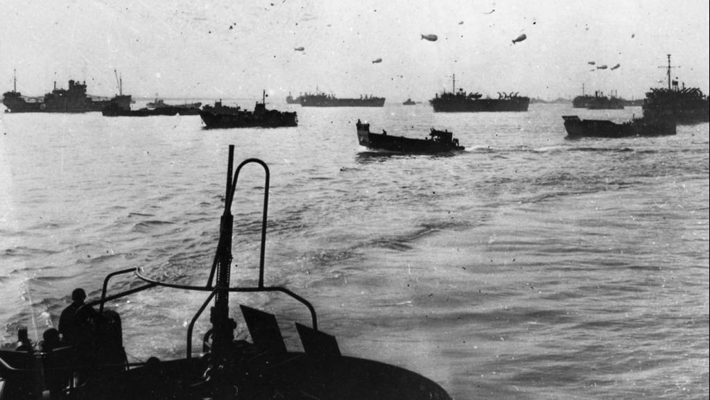 צי בעלות הברית מתקדם מבריטניה לעבר חופי צרפת