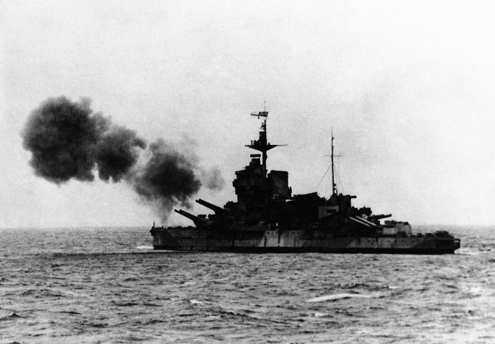 ספינה של בעלות הברית מפציצה יעדים בחופי צרפת