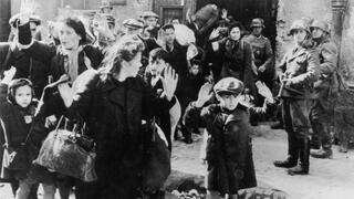 ילד יהודי נכנע בפני הנאצים בגטו ורשה
