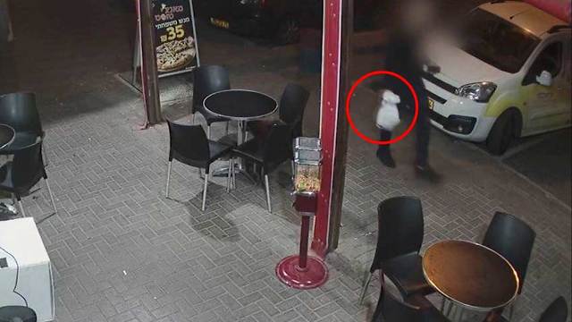 "Леон" со взрывчаткой, спрятанной в пакете. Фото: пресс-служба полиции זיו שגיב ממשטרת ישראל מספר על "מבצע ליאון" בו עצרה המשטרה חשודים בעקבות הפעלת עבריין בכיר שהפך לסוכן