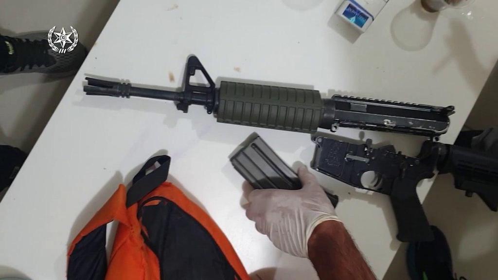 Винтовка М-16, конфискованная в ходе полицейского рейда. Фото: пресс-служба полиции זיו שגיב ממשטרת ישראל מספר על "מבצע ליאון" בו עצרה המשטרה חשודים בעקבות הפעלת עבריין בכיר שהפך לסוכן
