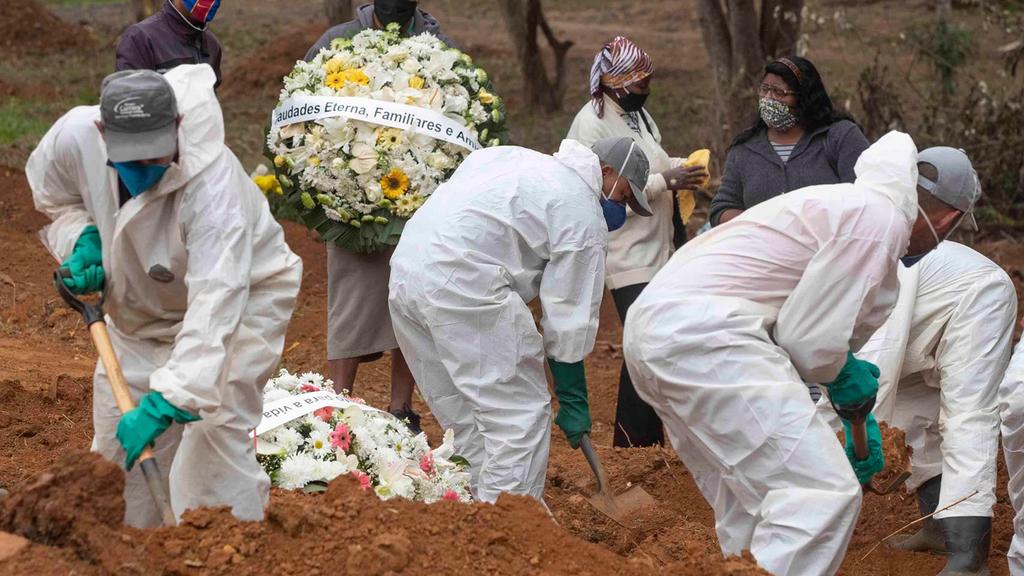 Похороны жертв коронавируса в Бразилии. Фото: АР 