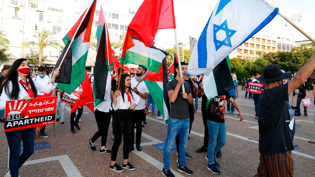 A protest in Tel Aviv against West Bank annexation prominently featured Palestinian flags (Photo: AFP) הפגנה מחאה שמאל נגד סיפוח שטחים דמוקרטיה כיכר רבין תל אביב