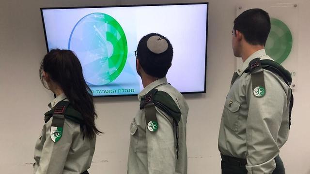 Операторы новой машины Управления разведки. Фото: пресс-служба ЦАХАЛа "המכונה" להשמדת אויב: זינוק של 50% בייצור המטרות באמ"ן