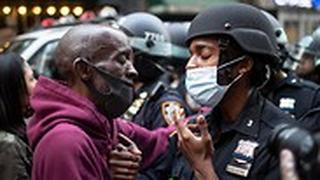 שוטר שחור ומפגין ב הפגנות מחאה על מותו של ג'ורג' פלויד ב ארה"ב ניו יורק 2 ביוני 