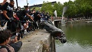 מחאת ג'ורג' פלויד הפגנה בריסטול בריטניה פסל של סוחר עבדים הושלך למים