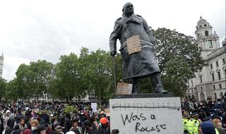 מחאת ג'ורג' פלויד מפגינים ב לונדון ליד פסל של ווינסטון צ'רצ'יל בריטניה