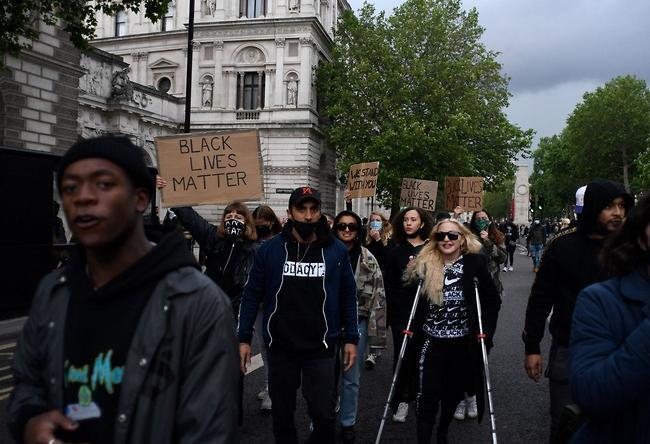 מדונה צועדת עם המפגינים בלונדון