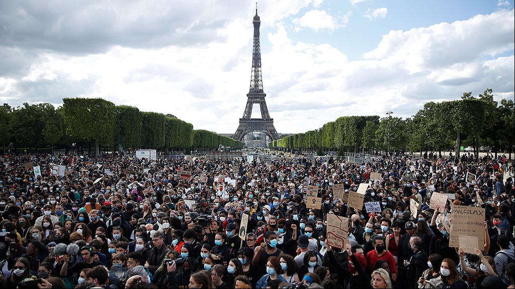 צרפת הפגנה פריז ליד מגדל אייפל אדאמה טראורה ג'ורג' פלויד