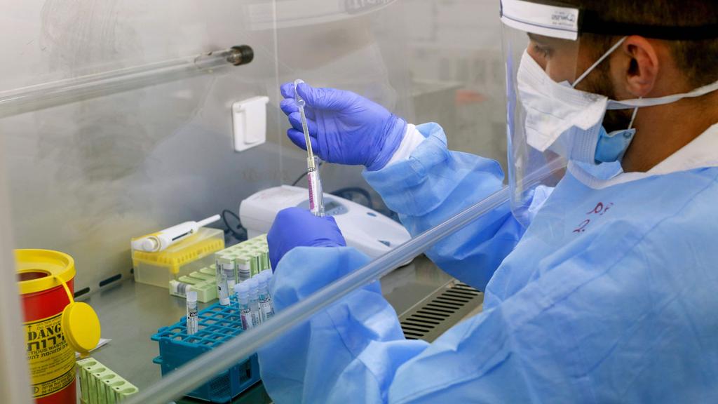 Testing for coronavirus in an Israeli lab 