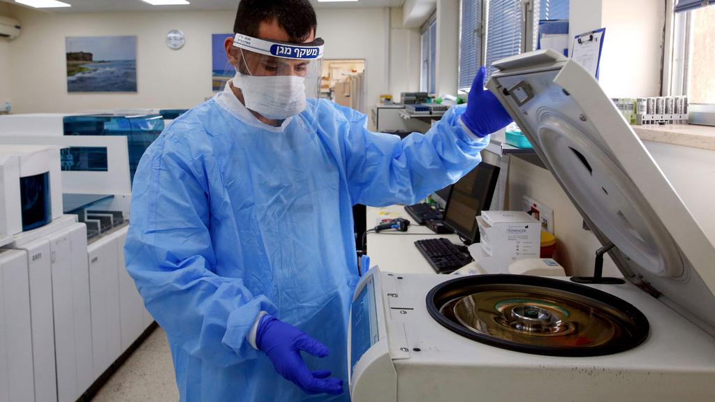 Coronavirus testing lab in Ashkelon (Photo: AFP) Coronavirus testing lab in Ashkelon