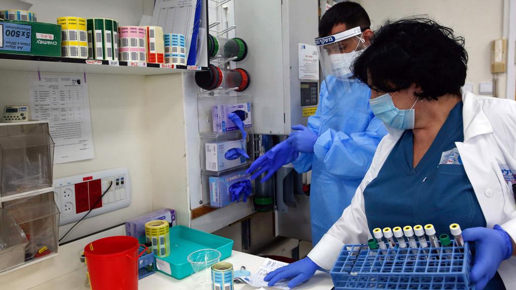 Анализы на коронавирус в больнице "Барзилай" в Ашкелоне. Фото: AFP