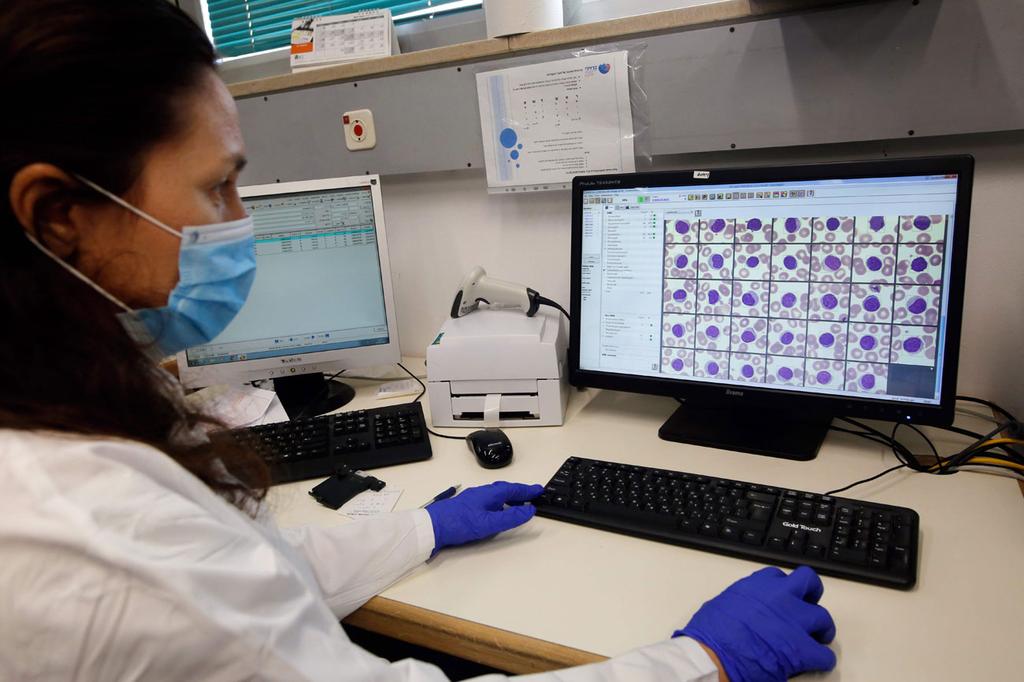 A coronavirus testing lab at Barzilai Medical Center
(Photo: AFP) A coronavirus testing lab at Barzilai Medical Center