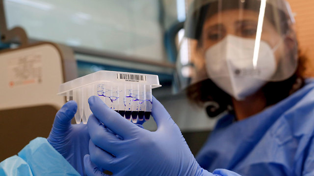  Анализы на коронавирус. Фото: AFP