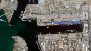 תצלומי לוויין איראן בנתה דגם של נושאת מטוסים אמריקנית בנמל בנדר עבאס