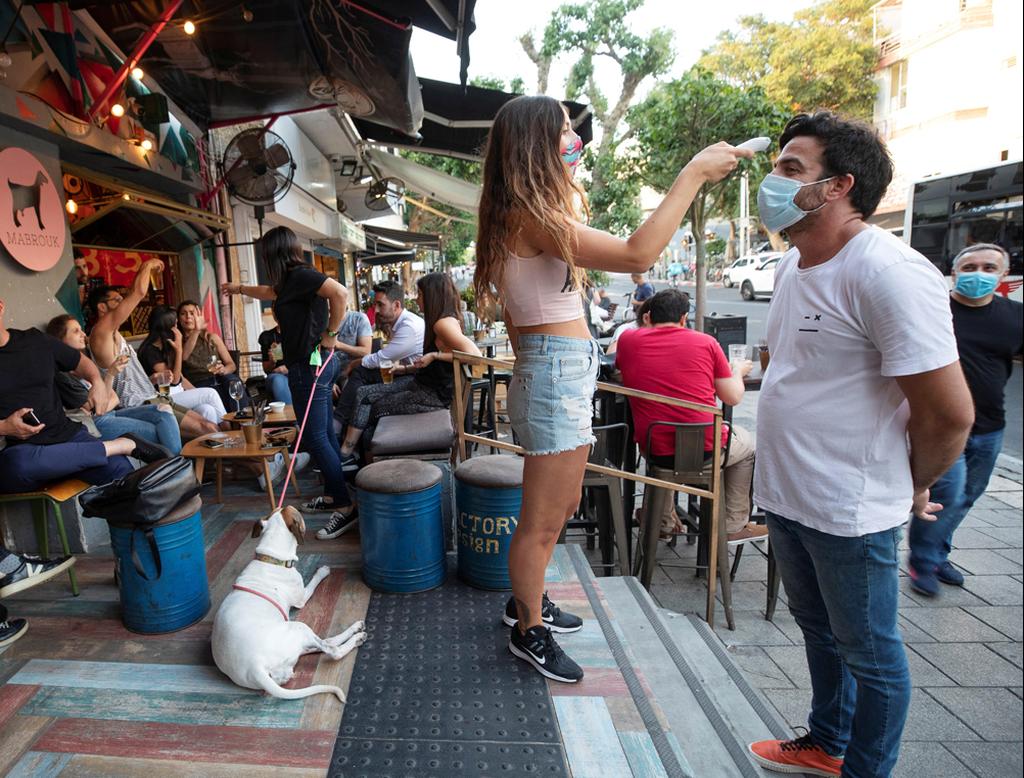 מודדים חום ב כניסה למסעדה ב תל אביב ישראל נגיף קורונה הקורונה