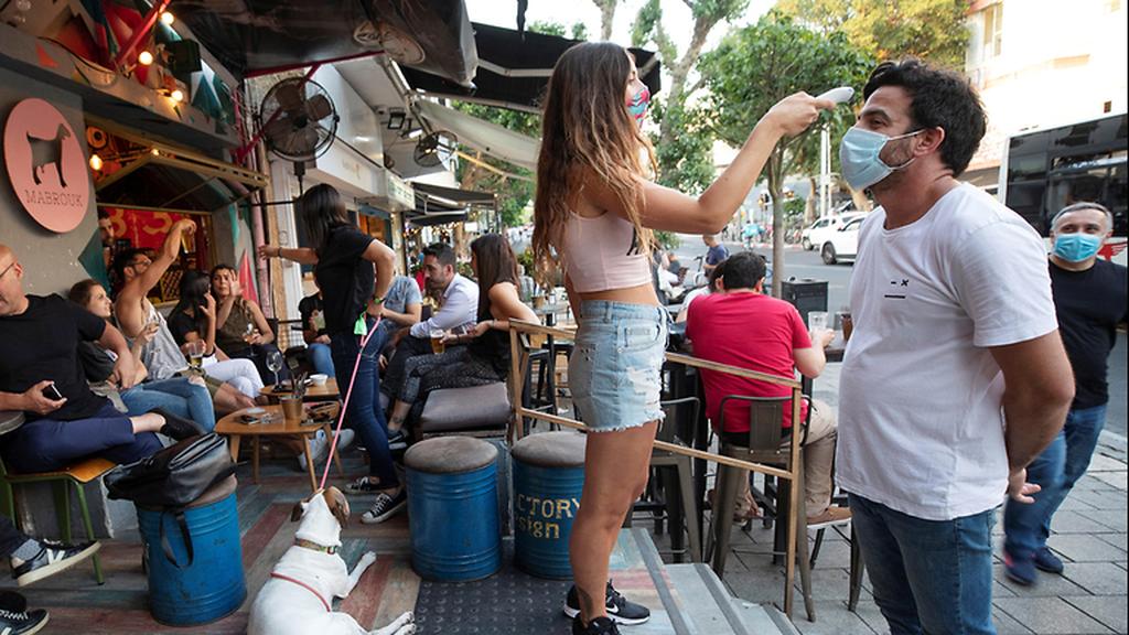 מודדים חום ב כניסה למסעדה ב תל אביב ישראל נגיף קורונה הקורונה
