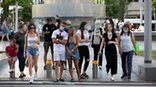 כיכר דיזנגוף אנשים עם מסכה ב מעבר חצייה נגיף קורונה הקורונה תל אביב ישראל