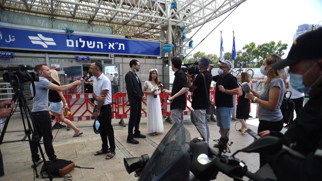 חתונת מחאה של ארגון 15 דקות בכניסה לתחנת רכבת השלום במחאה על השבתת הרכבת
