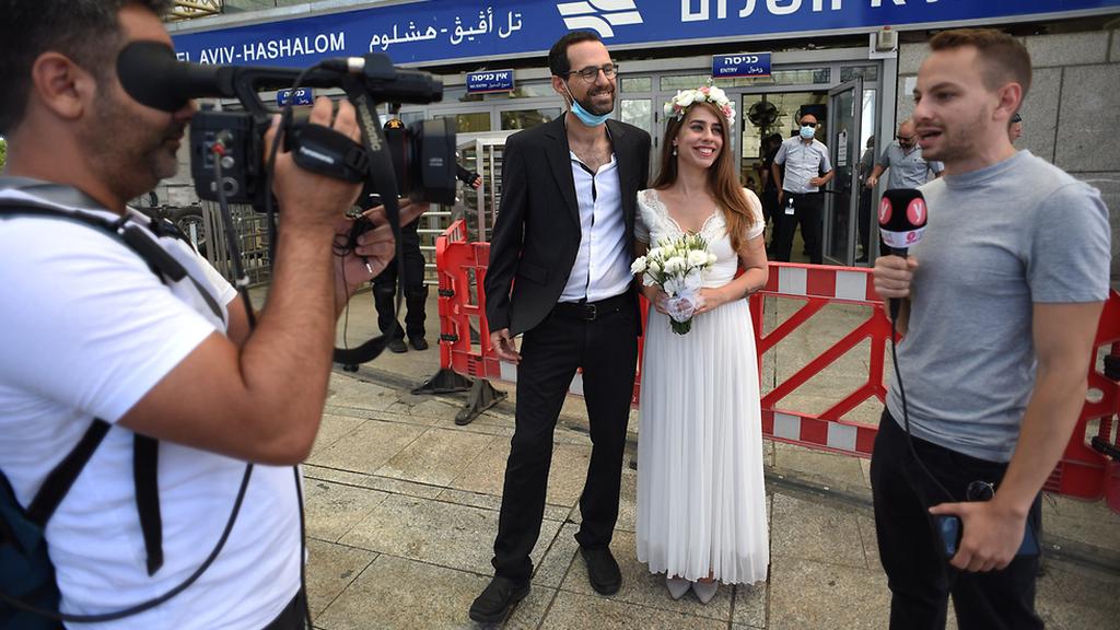 חתונת מחאה של ארגון 15 דקות בכניסה לתחנת רכבת השלום במחאה על השבתת הרכבת