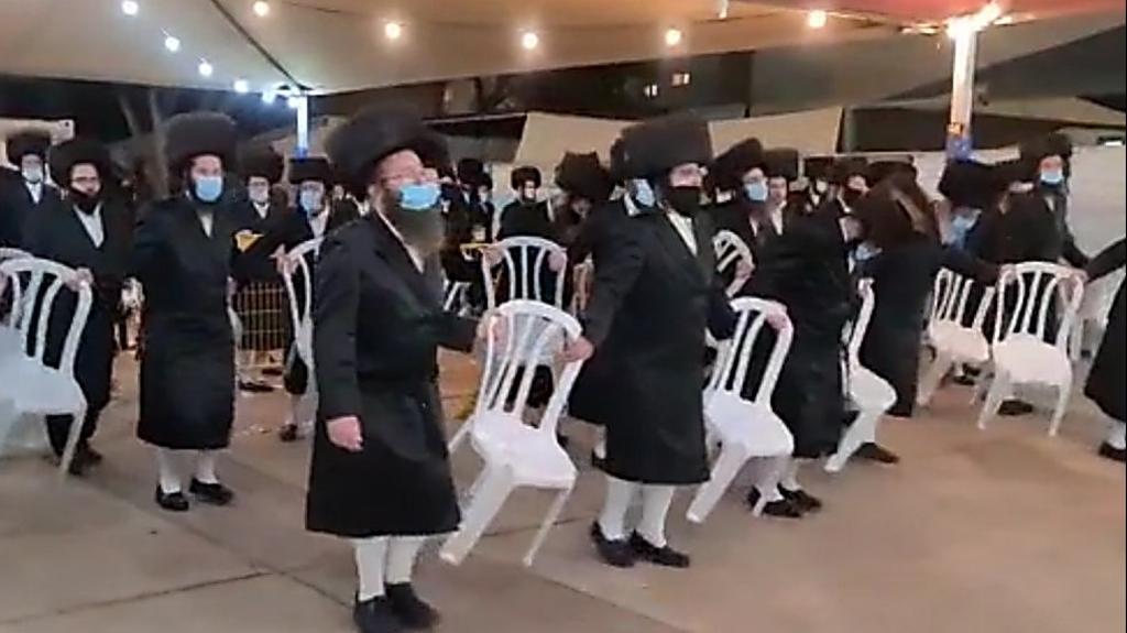  Теперь в Иерусалиме танцуют со стульями. Фото: Шуки Лерер