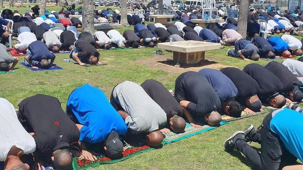 תפילה ליד בית קברות מוסלמי עתיק שבעקבותיו פרצו המהומות ביפו