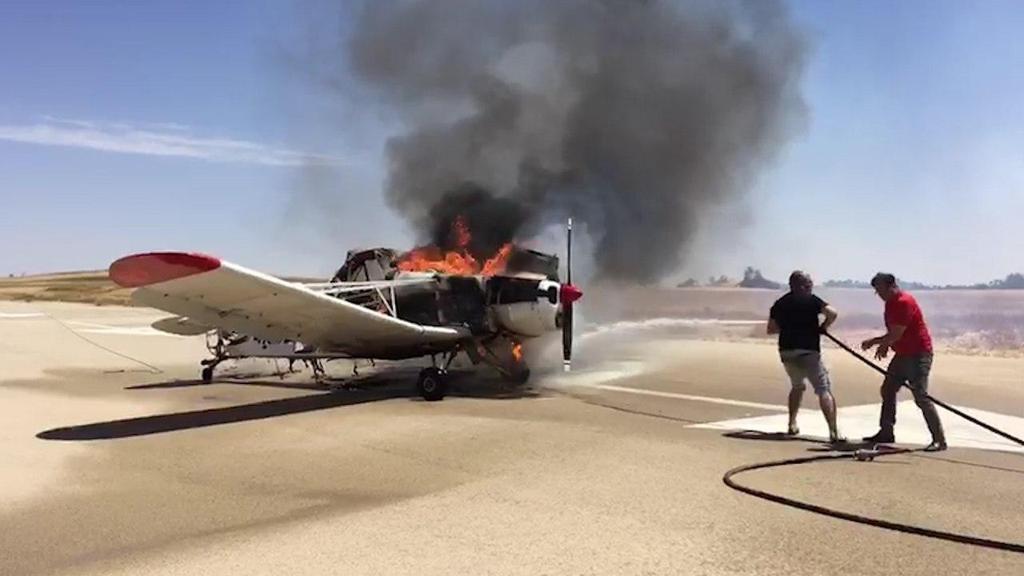מטוס קל עולה באש לאחר שביצע נחיתת חירום סמוך לשדה תימן