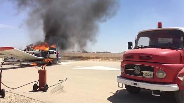 מטוס קל עולה באש לאחר שביצע נחיתת חירום סמוך לשדה תימן