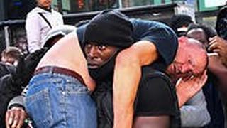 בריטניה לונדון מהומות ג'ורג' פלויד מפגין שחור נושא פעיל ימין קיצוני שהוכה ונפצע