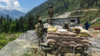 הודו חיילים הודים ב גבול עם סין עימות קטלני הימלאיה 20 הרוגים