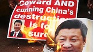 הודו מפגינים הודים שורפים תמונה של נשיא סין שי ג'ינפינג אחרי עימות קטלני ב הימלאיה