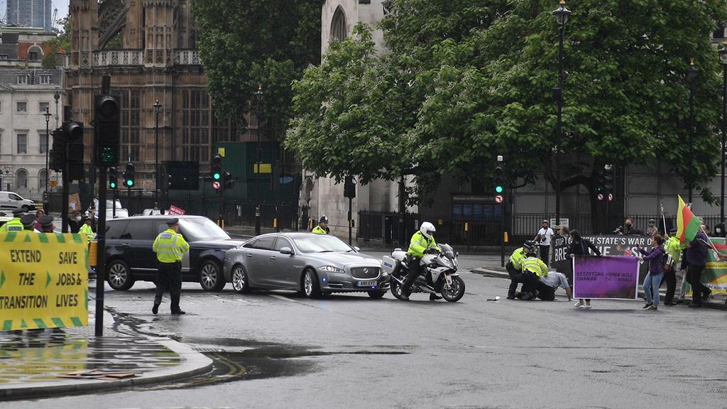 בוריס ג'ונסון תאונת דרכים קלה מחוץ לפרלמנט לונדון בריטניה